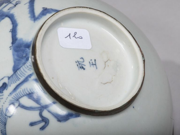 VIETNAM, Hue - XIXe siècle - Bol évasé en porcelaine à décor en bleu sous couve…