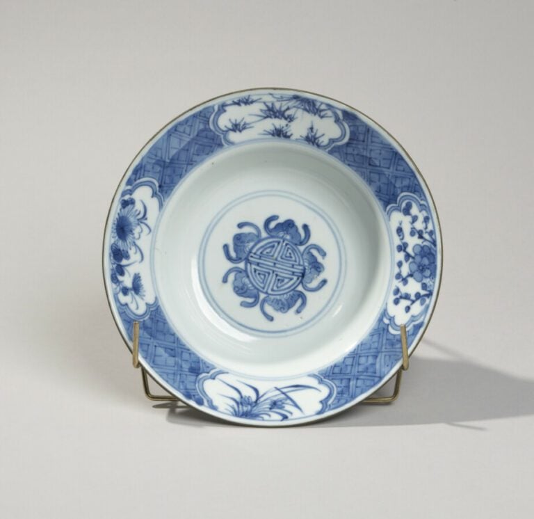 VIETNAM, Hue - XIXe siècle- Bol évasé en porcelaine à décor en bleu sous couver…