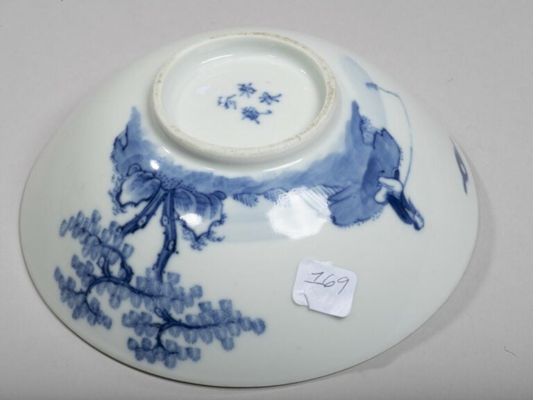 VIETNAM, Hue - XIXe siècle-Bol évasé en porcelaine à décor en bleu sous couvert…