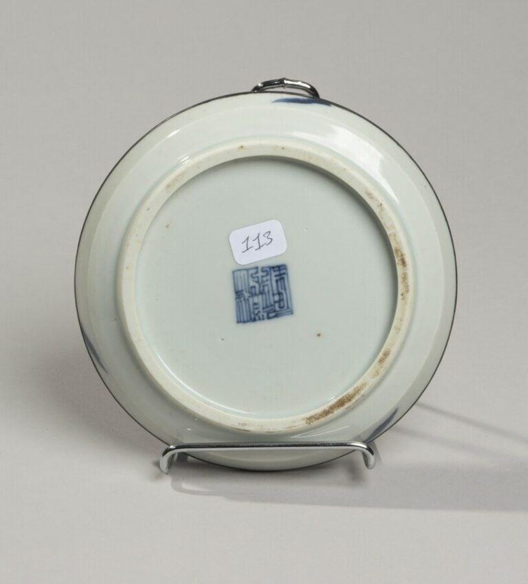 VIETNAM, Hue - XIXe siècle - Coupe en porcelaine à décor en bleu sous couverte…