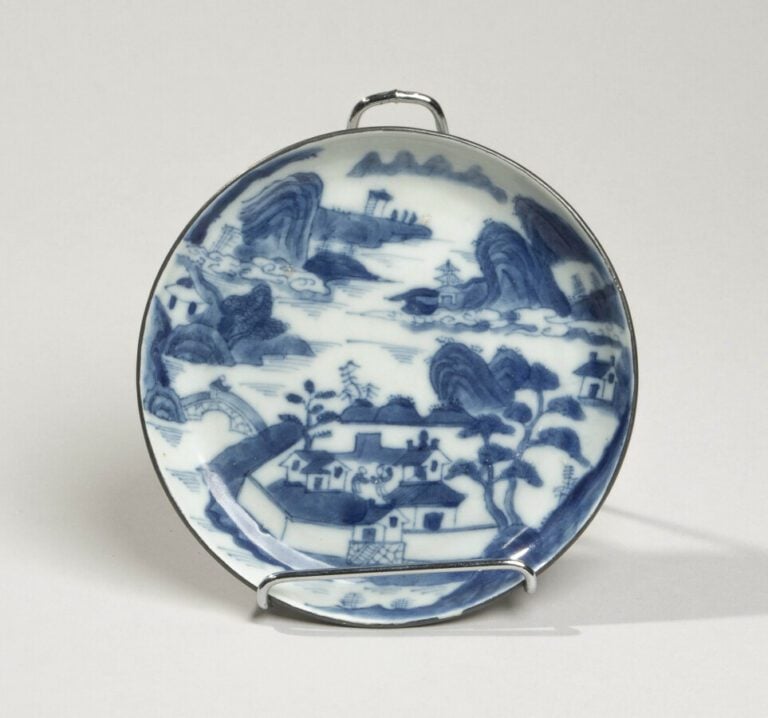 VIETNAM, Hue - XIXe siècle - Coupe en porcelaine à décor en bleu sous couverte…