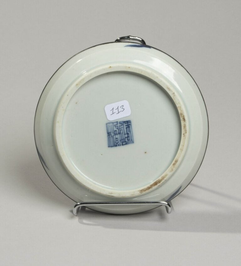 VIETNAM, Hue - XIXe siècle - Coupe en porcelaine à décor en bleu sous couverte…