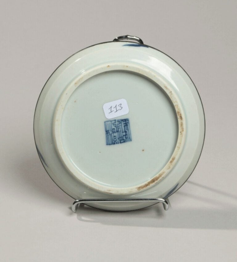 VIETNAM, Hue - XIXe siècle - Coupe en porcelaine à décor en bleu sous couverte…