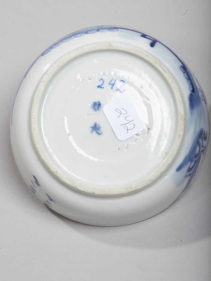 VIETNAM, Hue - XIXe siècle - Coupe en porcelaine décorée en bleu sous couverte…