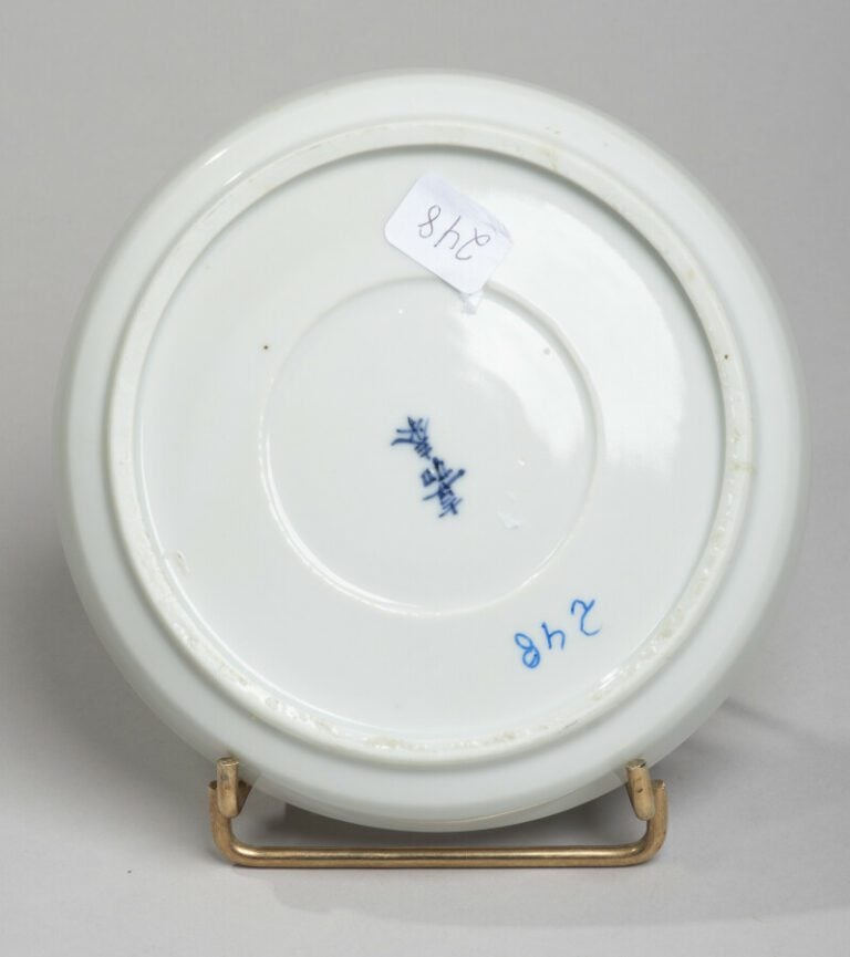VIETNAM, Hue - XIXe siècle - Coupe en porcelaine décorée en bleu sous couverte…