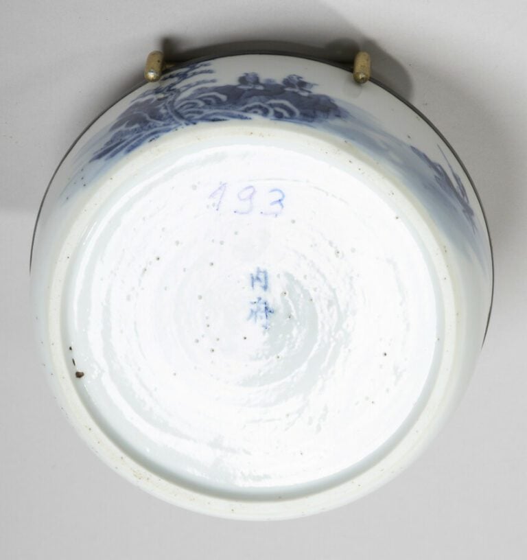 VIETNAM, Hue - XIXe siècle - Coupe en porcelaine décorée en bleu sous couverte…