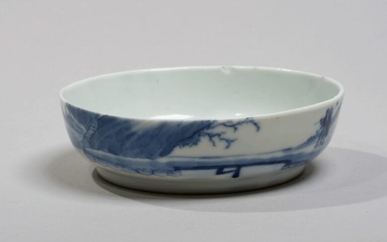 VIETNAM, Hue - XIXe siècle - Coupe en porcelaine décorée en bleu sous couverte…