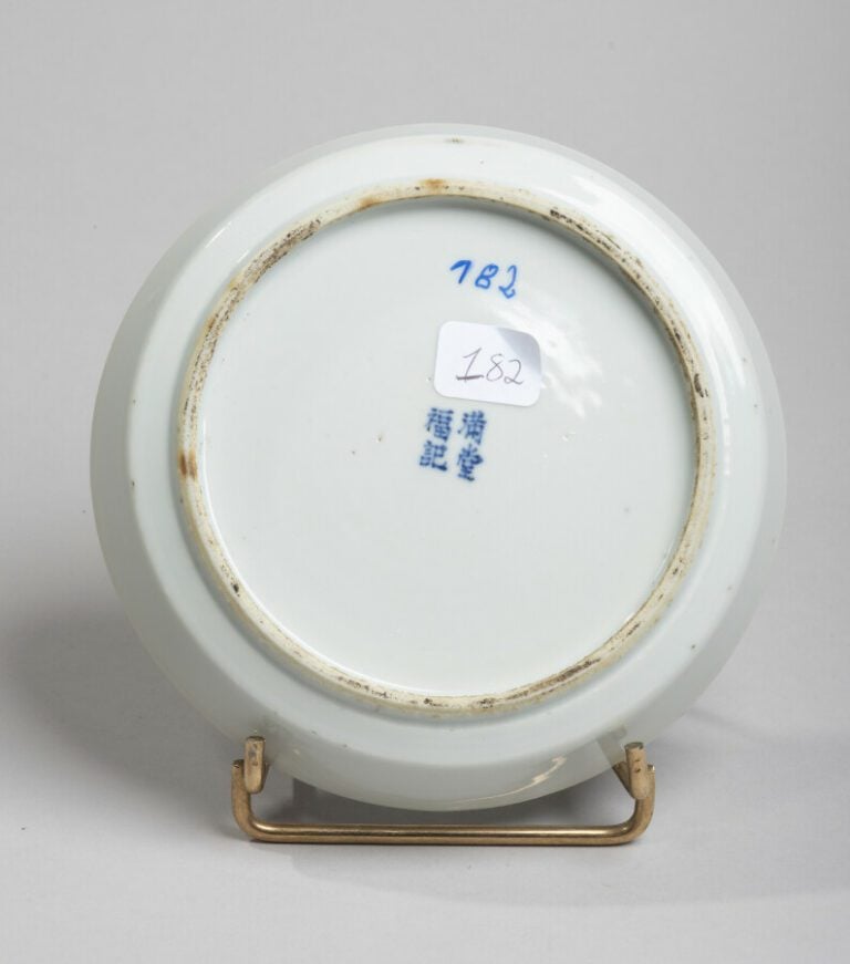 VIETNAM, Hue - XIXe siècle -Coupe en porcelaine décorée en bleu sous couverte d…