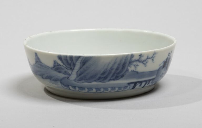 VIETNAM, Hue - XIXe siècle -Coupe en porcelaine décorée en bleu sous couverte d…