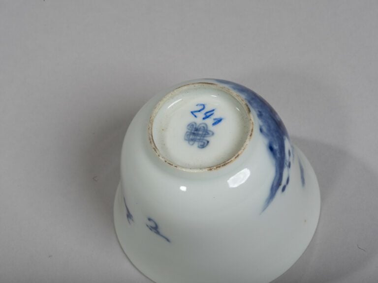 VIETNAM, Hue - XIXe siècle -Coupe en porcelaine décorée en bleu sous couverte d…
