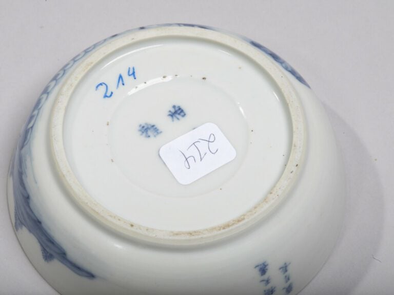 VIETNAM, Hue - XIXe siècle -Coupe en porcelaine décorée en bleu sous couverte d…