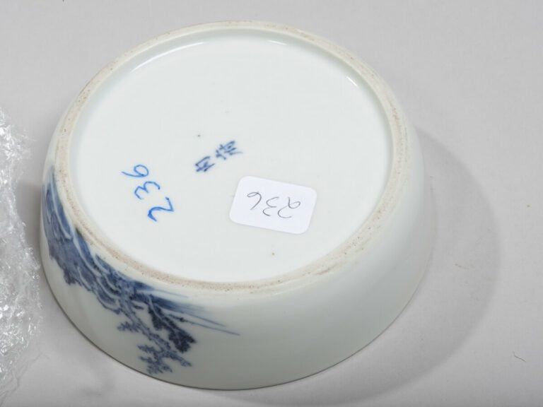 VIETNAM, Hue - XIXe siècle- Coupe en porcelaine décorée en bleu sous couverte d…
