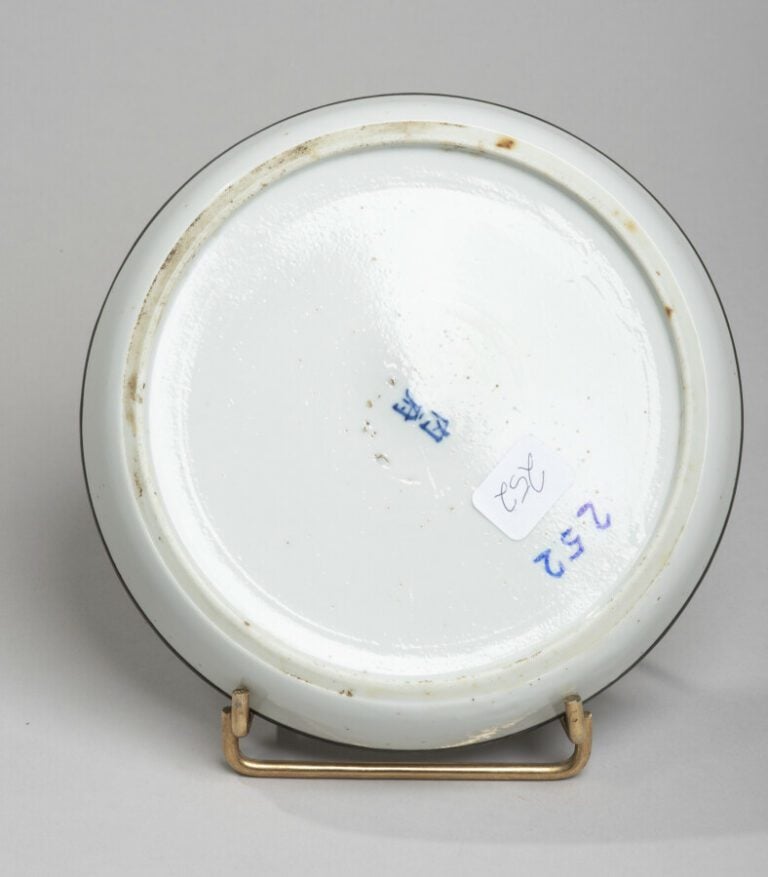 VIETNAM, Hue - XIXe siècle-Coupe en porcelaine décorée en bleu sous couverte de…