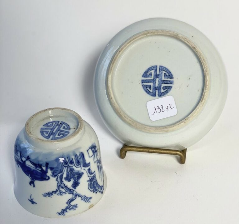 VIETNAM, Hue - XIXe siècle - Coupe et bol en porcelaine décorée en bleu sous co…
