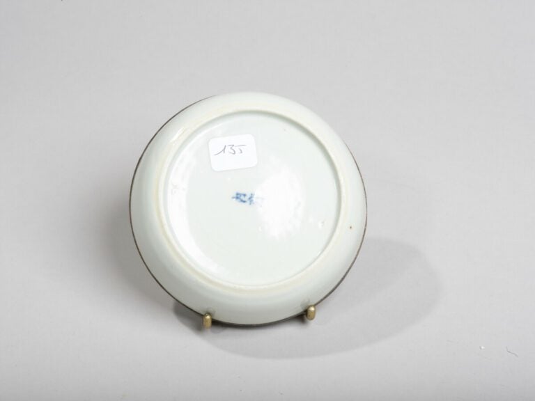 VIETNAM, Hue - XIXe siècle - Coupelle en porcelaine à décor en bleu sous couver…