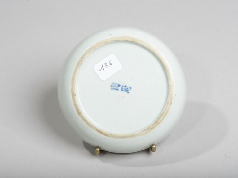 VIETNAM, Hue - XIXe siècle - Coupelle en porcelaine à décor en bleu sous couver…