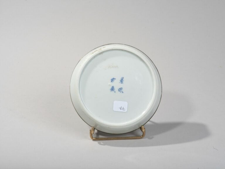 VIETNAM, Hue - XIXe siècle- Coupelle en porcelaine à décor en bleu sous couvert…