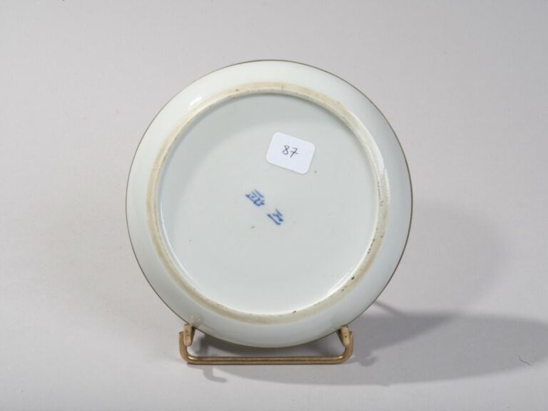 VIETNAM, Hue - XIXe siècle -Coupelle en porcelaine à décor en bleu sous couvert…