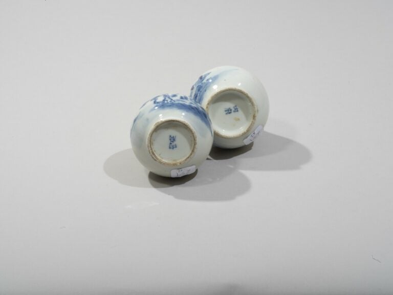 VIETNAM, Hue - XIXe siècle - Deux vases bouteilles en porcelaine décorée en ble…