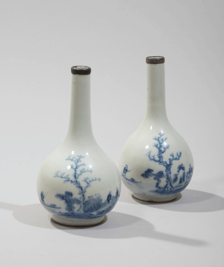 VIETNAM, Hue - XIXe siècle - Deux vases bouteilles en porcelaine décorée en ble…