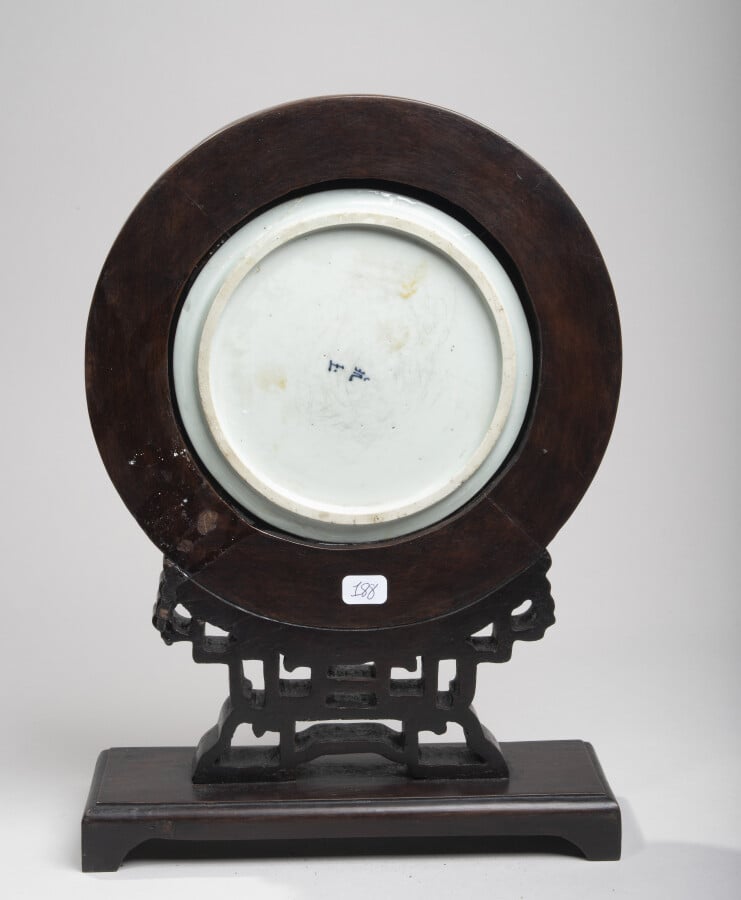 VIETNAM, Hue - XIXe siècle - Ecran de table rond en porcelaine à décor en bleu…