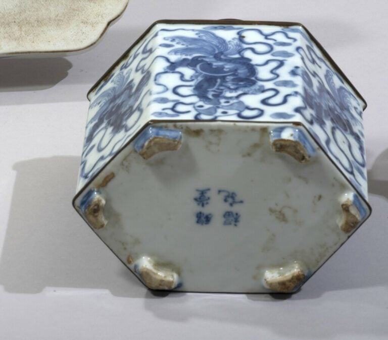 VIETNAM, Hue - XIXe siècle-Flacon à thé et plateau en porcelaine décorée en ble…