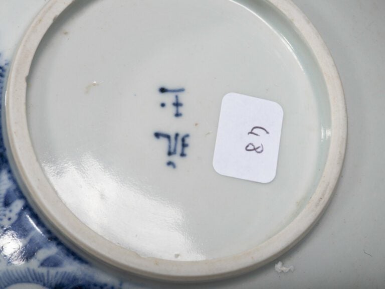 VIETNAM, Hue - XIXe siècle-Grand bol en porcelaine à décor en bleu sous couvert…
