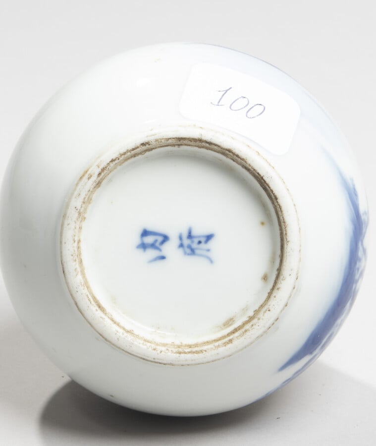 VIETNAM, Hue - XIXe siècle-Petit vase bouteille en porcelaine à décor en bleu s…