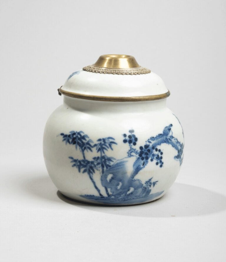 VIETNAM, Hue - XIXe siècle- Pipe à eau en porcelaine à décor en bleu sous couve…