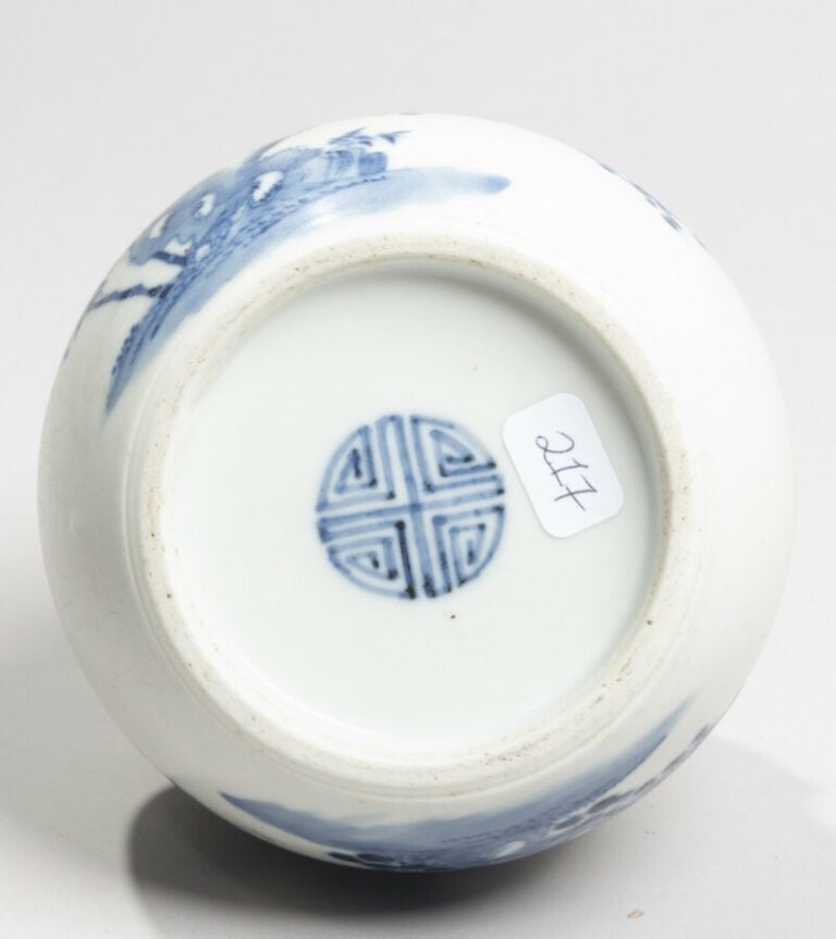 VIETNAM, Hue - XIXe siècle- Pipe à eau en porcelaine à décor en bleu sous couve…