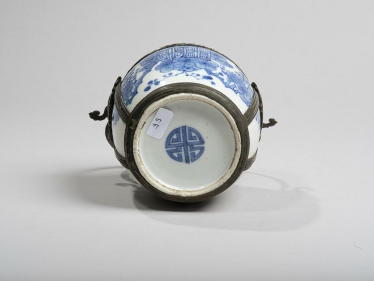 VIETNAM, Hue - XIXe siècle-Pipe à eau en porcelaine à décor en bleu sous couver…