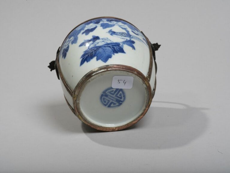 VIETNAM, Hue - XIXe siècle- Pipe à eau en porcelaine à décor en bleus sous couv…