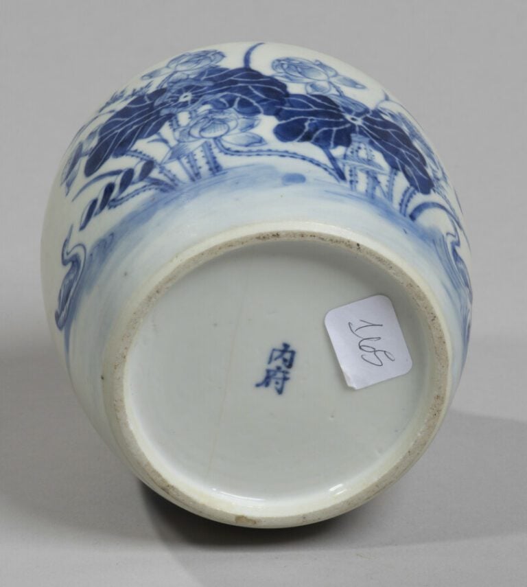 VIETNAM, Hue - XIXe siècle - Pipe à eau en porcelaine décorée en bleu sous couv…