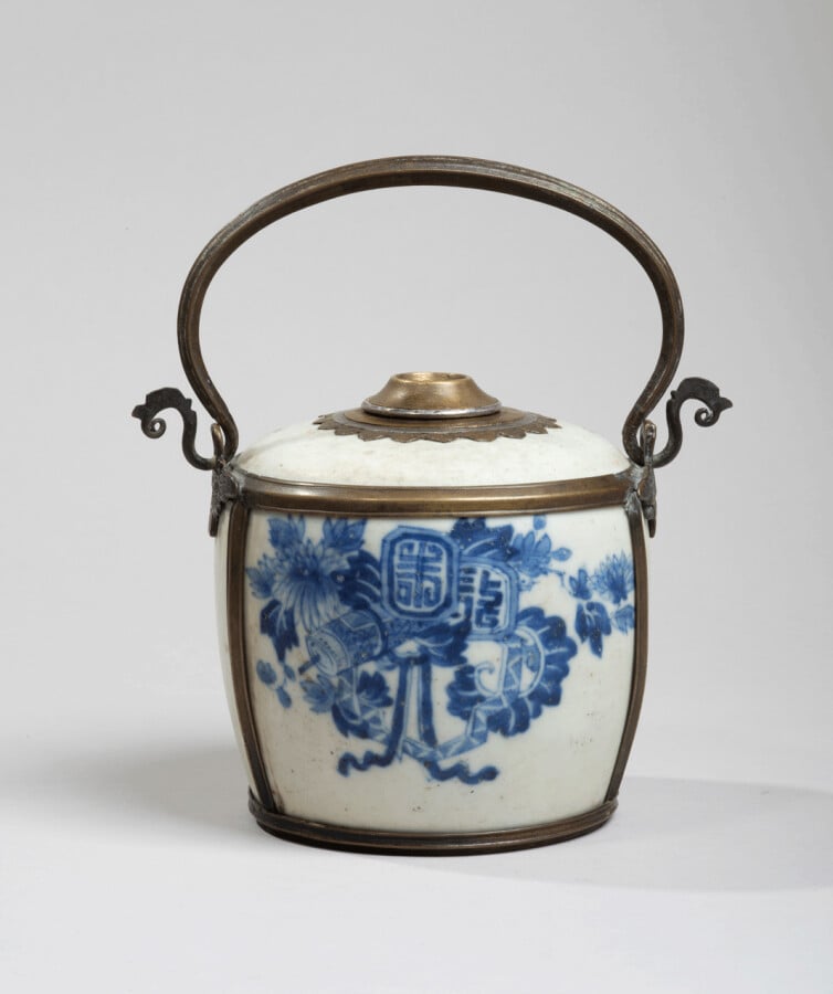 VIETNAM, Hue - XIXe siècle - Pipe à eau en porcelaine décorée en bleu sous couv…