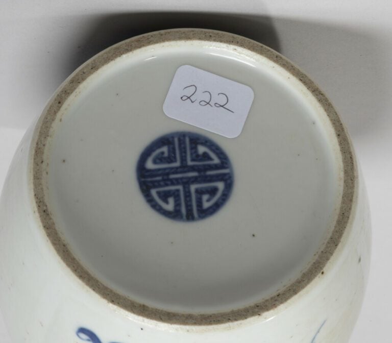 VIETNAM, Hue - XIXe siècle - Pipe à eau en porcelaine décorée en bleu sous couv…