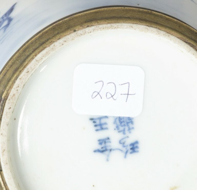 VIETNAM, Hue - XIXe siècle - Pipe à eau en porcelaine décorée en bleu sous couv…