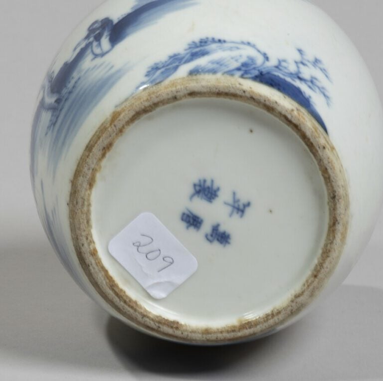 VIETNAM, Hue - XIXe siècle- Pipe à eau en porcelaine décorée en bleu sous couve…