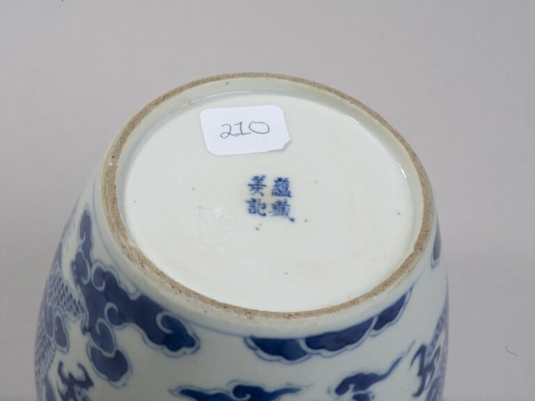VIETNAM, Hue - XIXe siècle- Pipe à eau en porcelaine décorée en bleu sous couve…