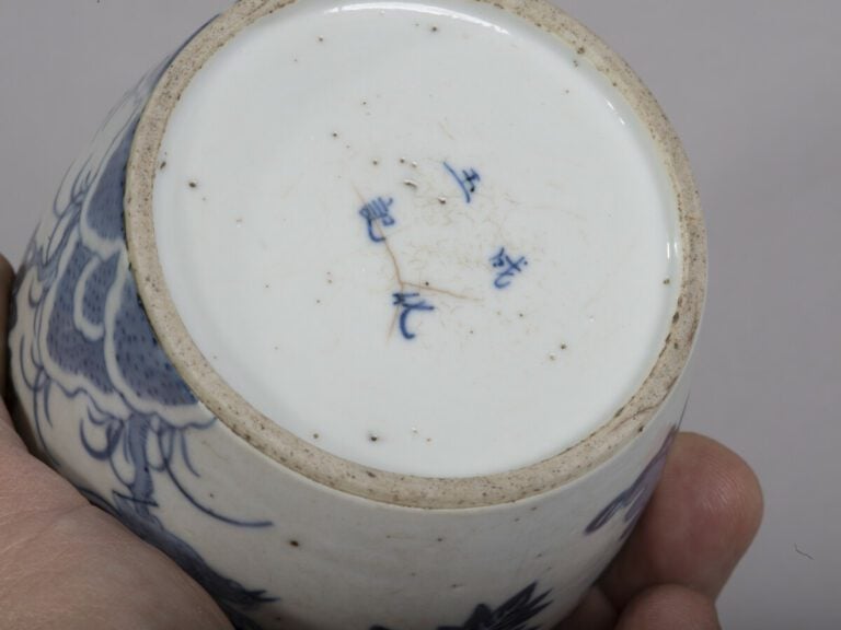 VIETNAM, Hue - XIXe siècle -Pipe à eau en porcelaine décorée en bleu sous couve…