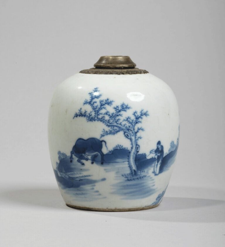 VIETNAM, Hue - XIXe siècle- Pipe à eau en porcelaine décorée en bleu sous couve…