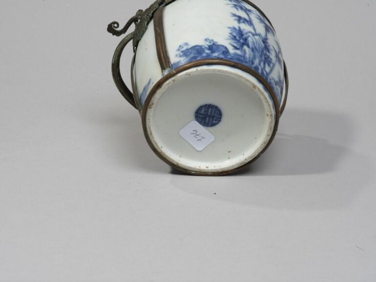 VIETNAM, Hue - XIXe siècle-Pipe à eau en porcelaine décorée en bleu sous couver…
