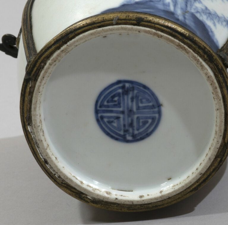 VIETNAM, Hue - XIXe siècle-Pipe à eau en porcelaine décorée en bleu sous couver…