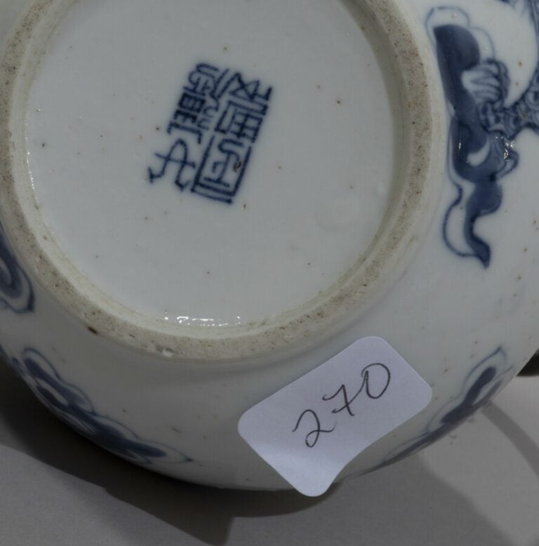 VIETNAM, Hue - XIXe siècle-Pipe à eau en porcelaine décorée en bleu sous couver…