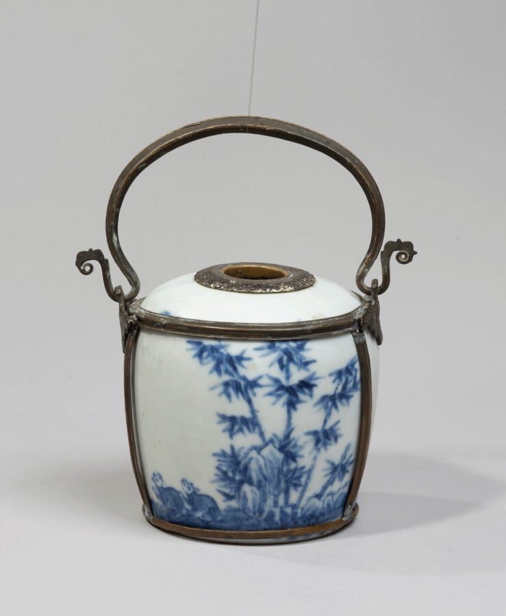 VIETNAM, Hue - XIXe siècle-Pipe à eau en porcelaine décorée en bleu sous couver…