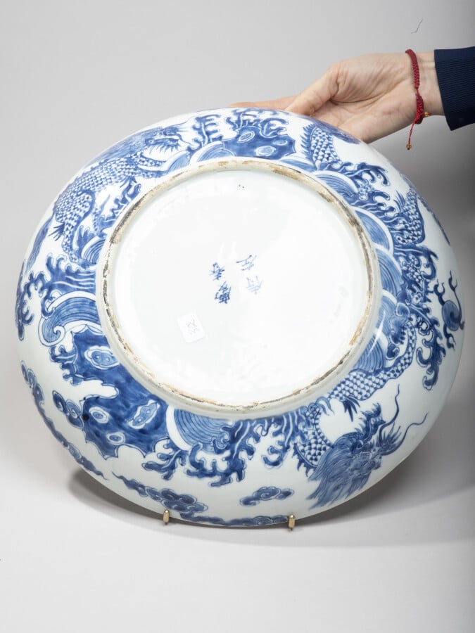 VIETNAM, HUE - XIXe siècle- Plat en porcelaine à décor en bleu sous couverte de…