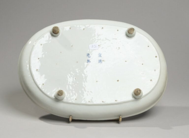 VIETNAM, Hue - XIXe siècle-Plat ovale en porcelaine à décor en bleu sous couver…