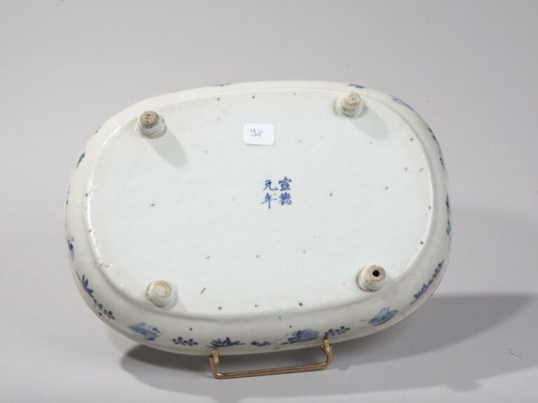VIETNAM, Hue - XIXe siècle-Plat ovale en porcelaine à décor en bleu sous couver…