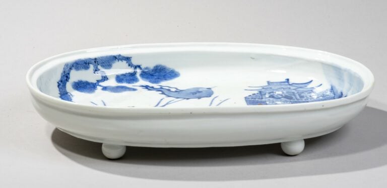 VIETNAM, Hue - XIXe siècle-Plat ovale en porcelaine à décor en bleu sous couver…