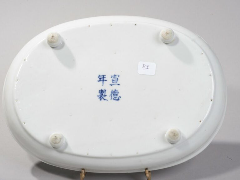 VIETNAM, Hue - XIXe siècle -Plat ovale quadripode en porcelaine à décor en bleu…