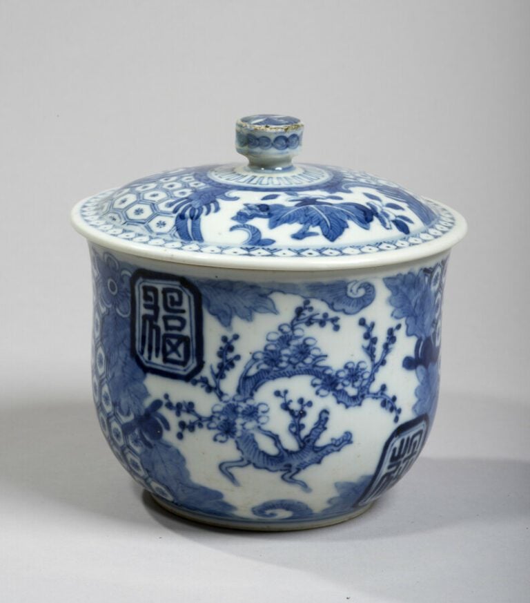 VIETNAM, Hue - XIXe siècle - Pot couvert en porcelaine décorée en bleu sous cou…